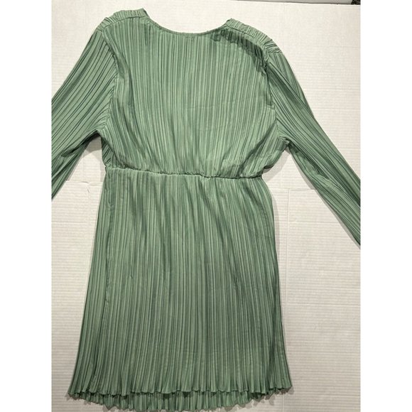Pretty Little Thing Maternity Sage Green Plisse Plunge Mini Dress Size 12 - Picture 11 of 15